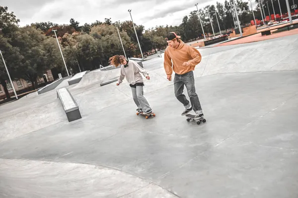 Guy και κορίτσι σε skateboards ανταγωνίζονται για την ταχύτητα — Φωτογραφία Αρχείου