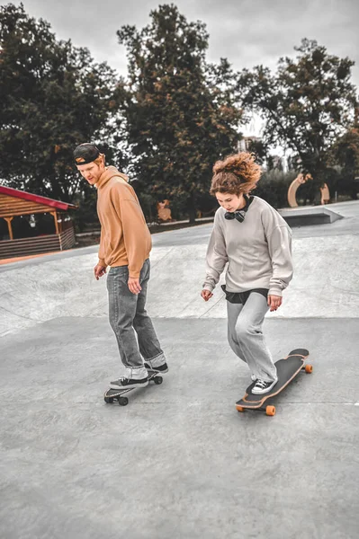 Κορίτσι και τύπος skateboarding στο πάρκο άσκηση — Φωτογραφία Αρχείου