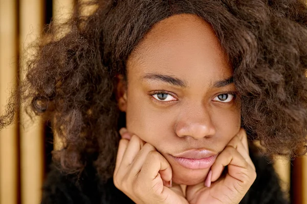 Mooie jonge vrouw kijkt verdrietig en ontevreden — Stockfoto