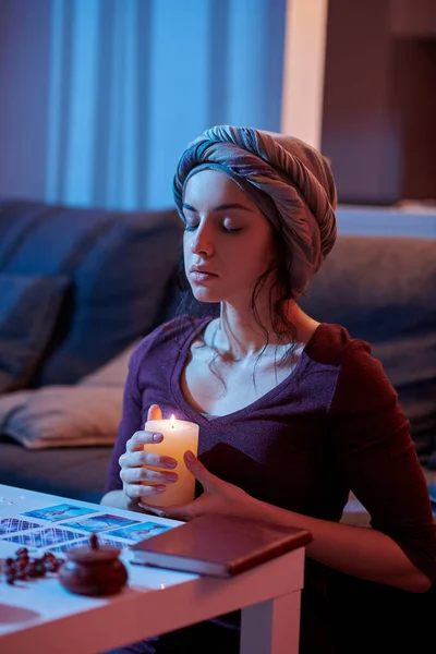 Young woman attuning with closed eyes to Tarot card reading — Stock Photo, Image