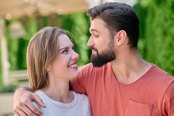 Um jovem casal feliz olhando positivo e apreciado — Fotografia de Stock