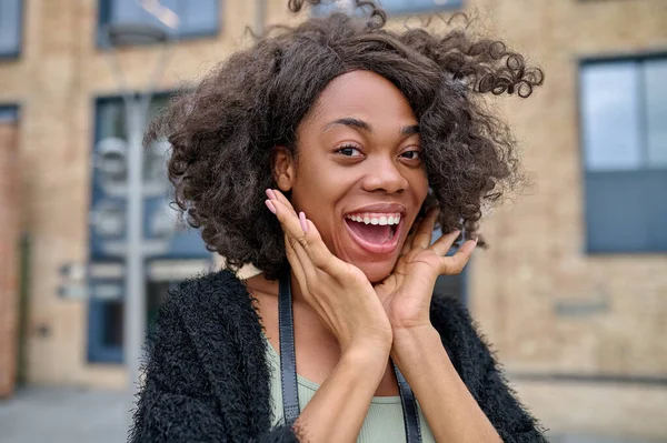 Linda mujer joven sintiéndose feliz y mirando emocionada —  Fotos de Stock