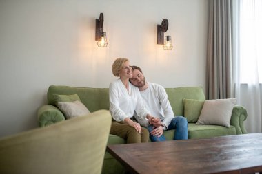 Oğlu annesini ziyaret ediyor ve ikisi de mutlu görünüyor.