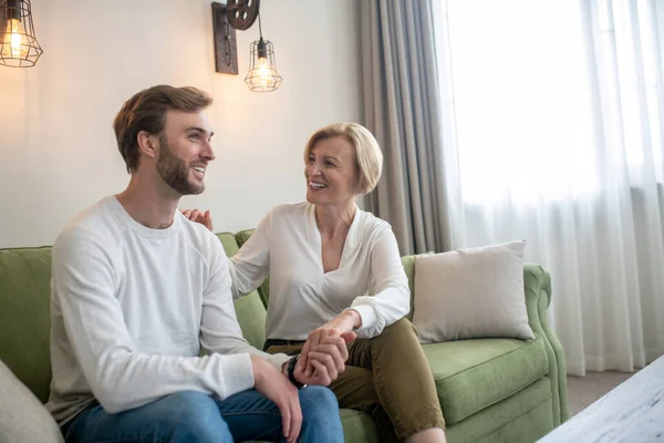 Son visiting his mom and both looking happy — Stock Photo, Image