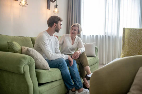 Son visiting his mom and both looking happy — Stock Photo, Image