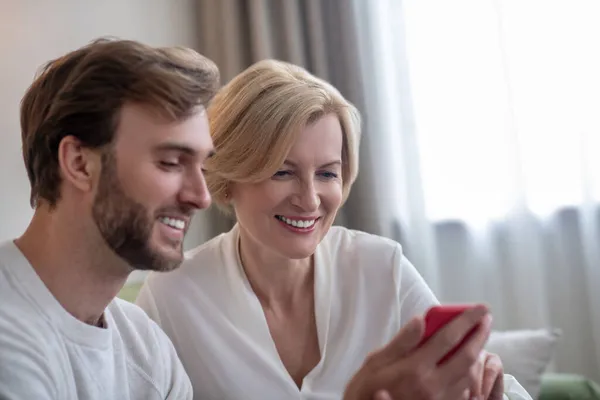 Joven barbudo mirando las fotos con su mamá — Foto de Stock