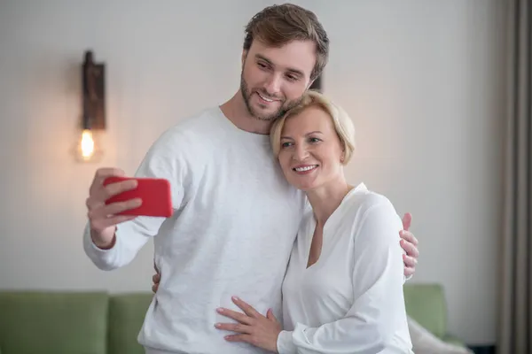 Joven barbudo haciendo selfie con su mamá — Foto de Stock