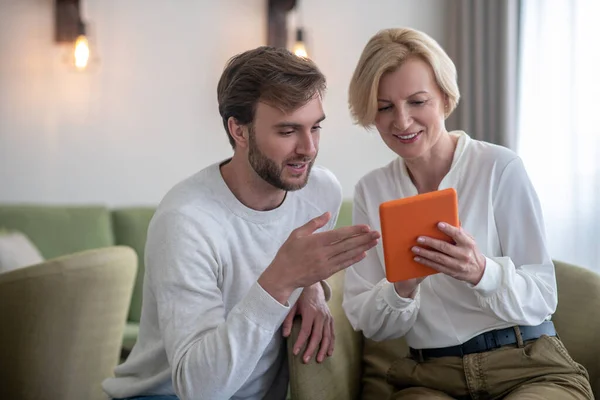 Dos personas mirando las fotos en una tableta — Foto de Stock