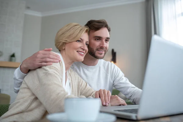 İki kişi laptopun başında oturmuş video görüşmesi yapıyor. — Stok fotoğraf