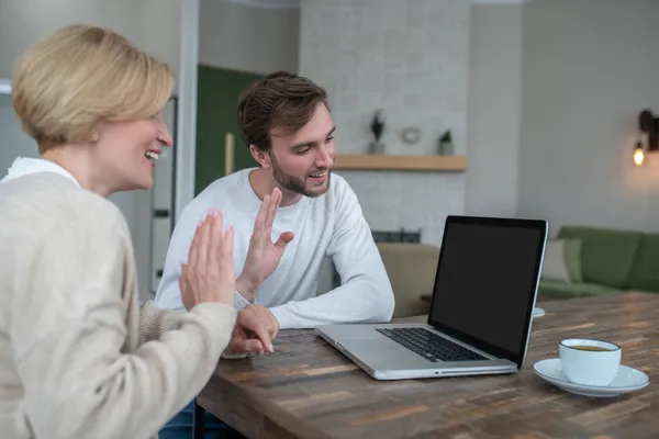 Twee mensen die achter de laptop zitten en een videoverbinding hebben. — Stockfoto