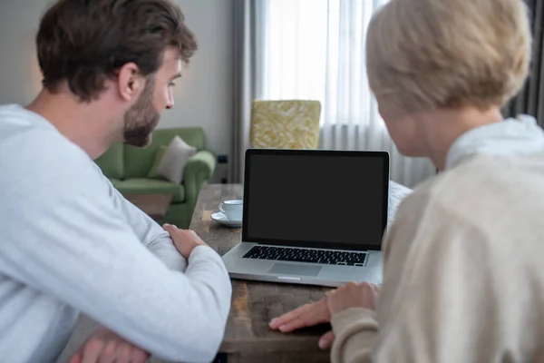 Twee mensen thuis met een laptop — Stockfoto