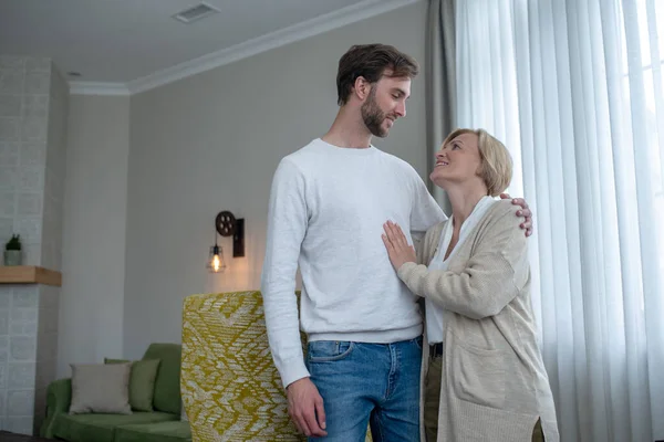 Son and mother ant home looking happy and close — Stock Photo, Image