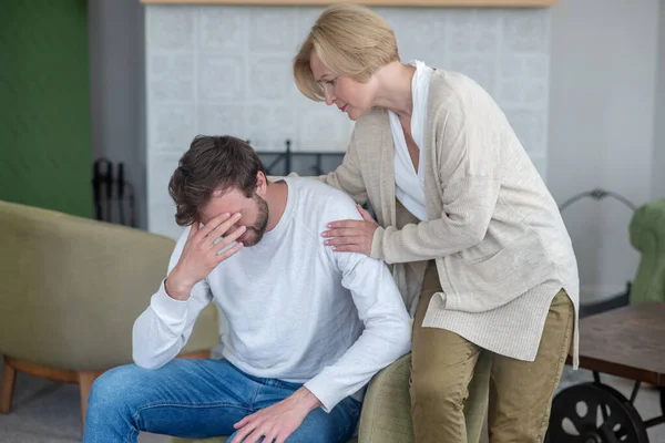 Madre apoyando a su hijo mientras él se siente estresado — Foto de Stock