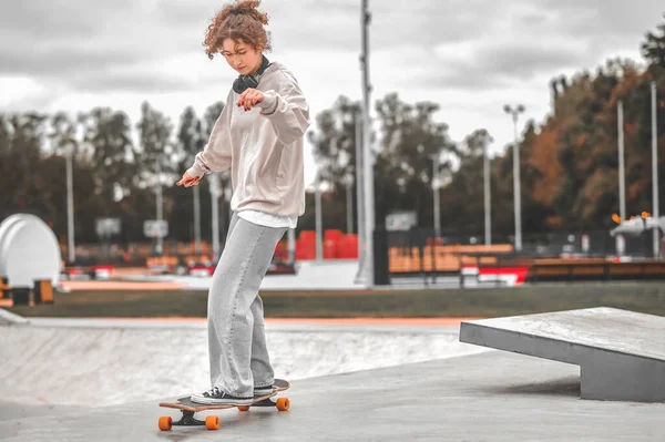 Κορίτσι ιππασία skate board στο πάρκο — Φωτογραφία Αρχείου