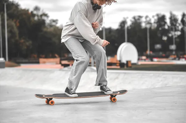 Mädchen mit kniegebeugten Beinen beim Skateboardfahren — Stockfoto