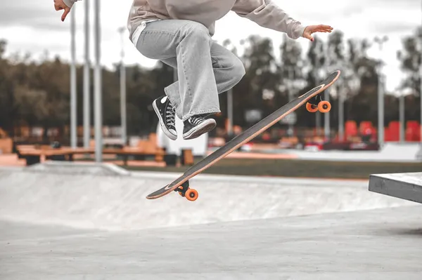 Ben och skateboard i luften vid tidpunkten för hoppet — Stockfoto