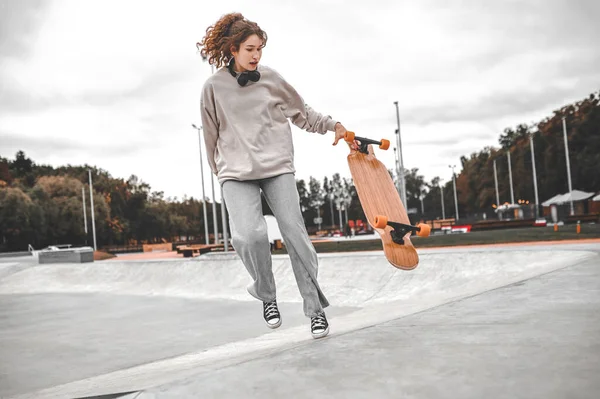 Κορίτσι άλμα από skateboard στο πάρκο — Φωτογραφία Αρχείου