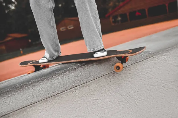 Skateboarders πόδια στο skateboard στην κορυφή του mini-ράμπα — Φωτογραφία Αρχείου