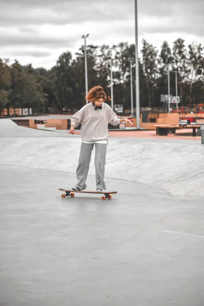 Mädchen reitet Skateboard im Skatepark — Stockfoto