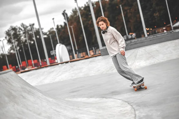 Mädchen auf Skateboard nähert sich Rampe — Stockfoto