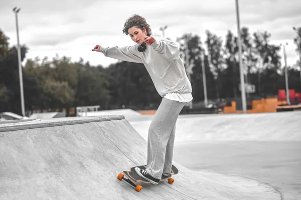 Flicka på skateboard glider på ramp — Stockfoto