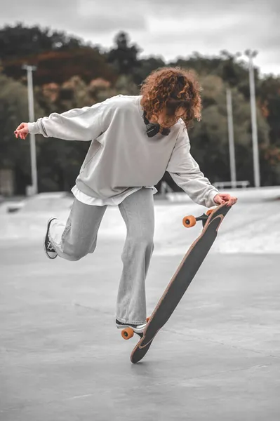 Mädchen steht mit einem Fuß auf Skateboard-Radaufnahme — Stockfoto