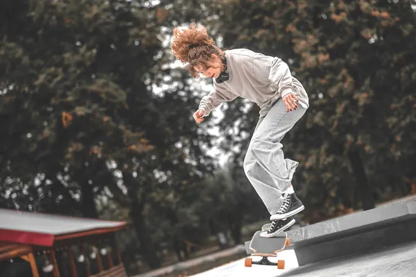 Κορίτσι στο skateboard τη στιγμή του άλματος από το Springboard — Φωτογραφία Αρχείου