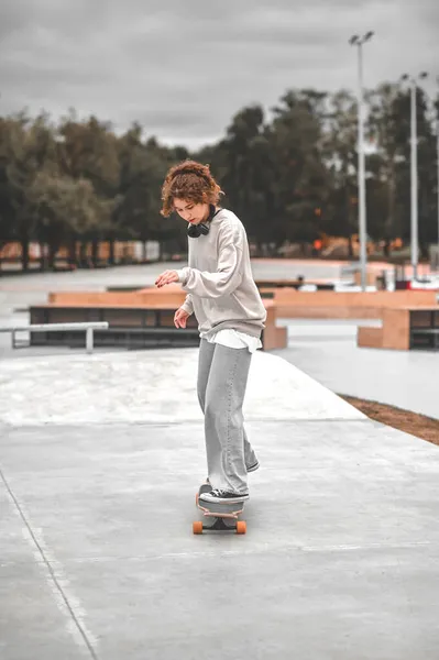 Mädchen reitet Skateboard im Park — Stockfoto