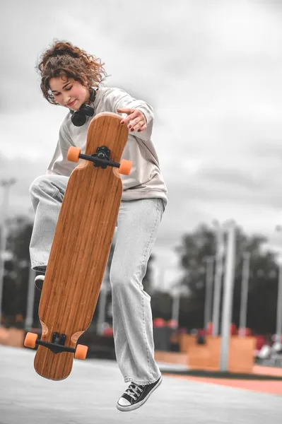 Mädchen beim Skateboard-Stunt — Stockfoto