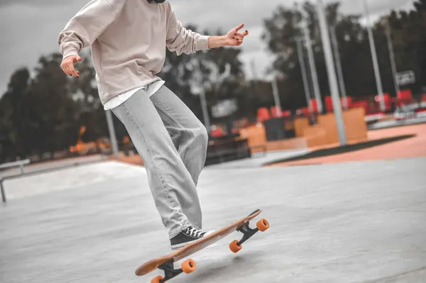 Menina andar de skate na inclinação no parque — Fotografia de Stock