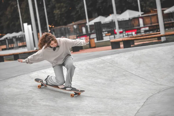 Κορίτσι στο skateboard σε λυγισμένα πόδια τροχαίο κάτω — Φωτογραφία Αρχείου