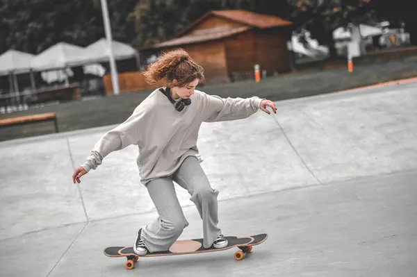 Mädchen auf gebeugten Beinen beim Skateboardfahren — Stockfoto