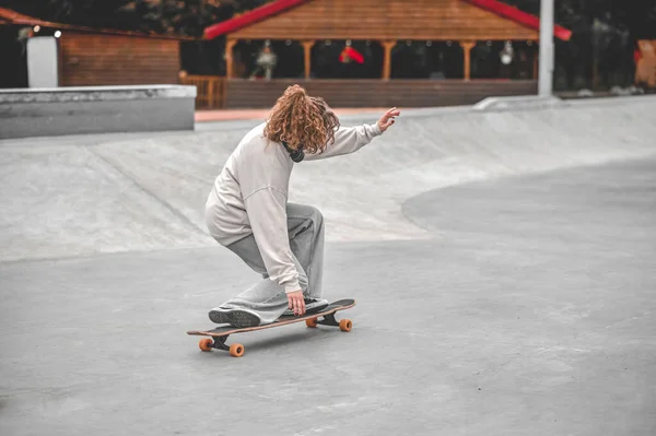 Dívka na ohnutých nohou vyvažování na skateboardu — Stock fotografie