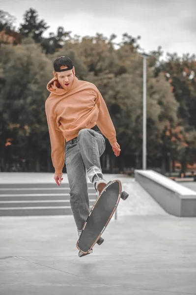 Kerl mit Skateboard beim Kunststück in der Luft — Stockfoto
