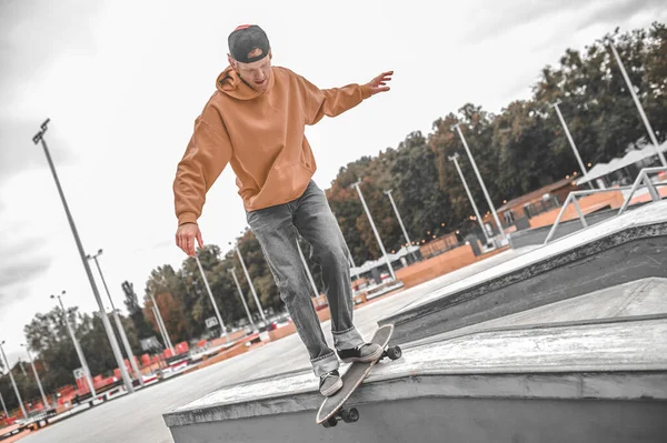 Kerl auf Skateboard fährt auf Grenztrainingsbalancier — Stockfoto