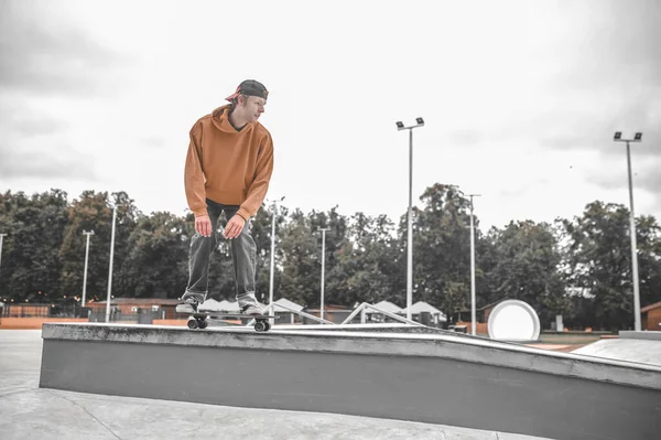 Cara no skate agachado para baixo deslizando no bollard — Fotografia de Stock