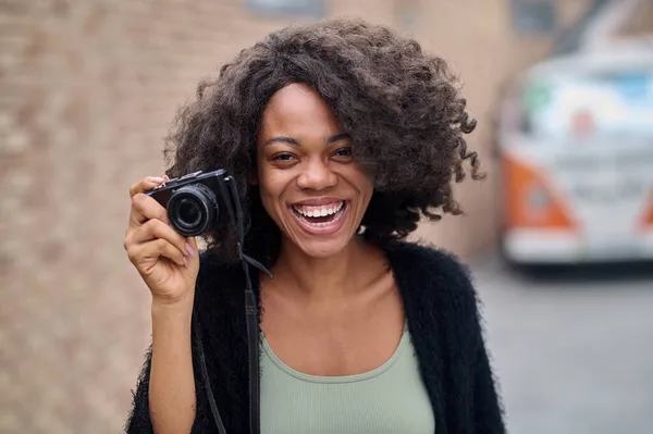 Bastante joven fotógrafa sonriendo positivamente —  Fotos de Stock