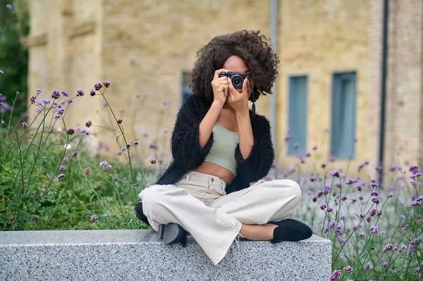 Mörkhårig kvinnlig fotograf gör bilder — Stockfoto