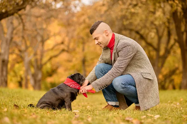 En husdjursägare på promenad med sin vän — Stockfoto