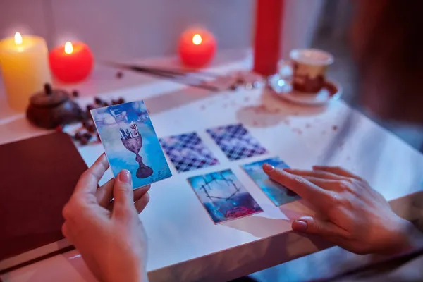 Cartes de lecture de diseur de bonne aventure expérimentées disposées sur la table de divination — Photo