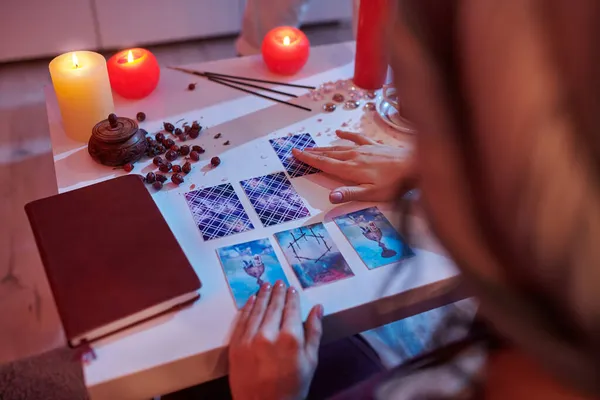 Mystérieux devin faisant une lecture de carte Tarot — Photo