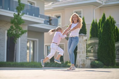 Anne ve kızı hafta sonunu birlikte geçiriyorlar ve eğleniyorlar.