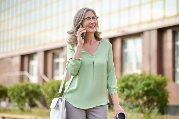 Femme debout sur la rue parlant sur smartphone — Photo