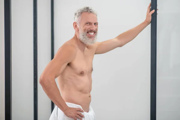 Sonriente hombre en topless posando mirando la cámara —  Fotos de Stock