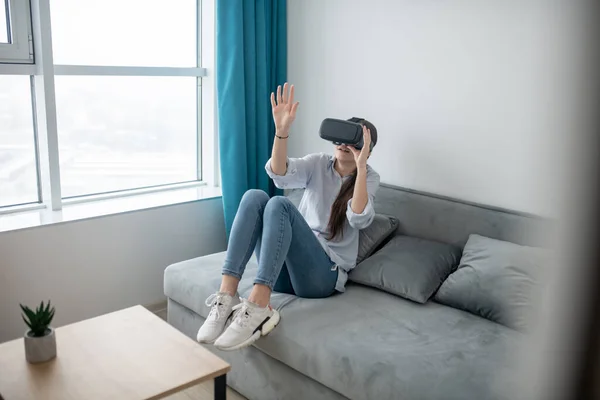 Mujer caucásica en gafas VR explorando la realidad virtual — Foto de Stock
