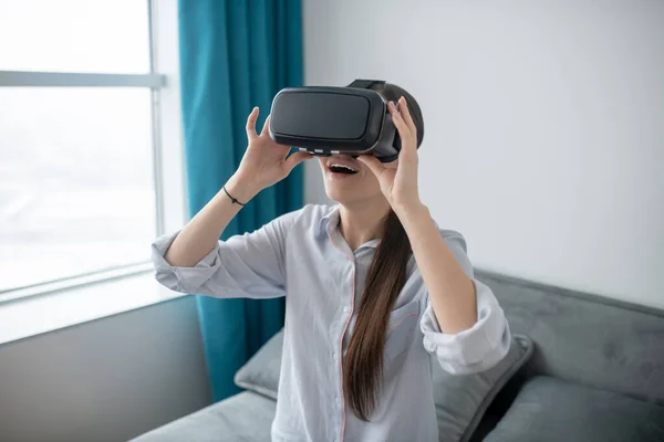 Mujer en gafas VR disfrutando de la realidad virtual — Foto de Stock