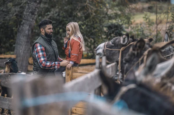 Farmer és a lánya egy farmon töltik az időt. — Stock Fotó