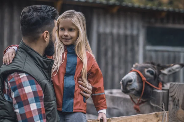 Farmer és a lánya egy farmon töltik az időt. — Stock Fotó