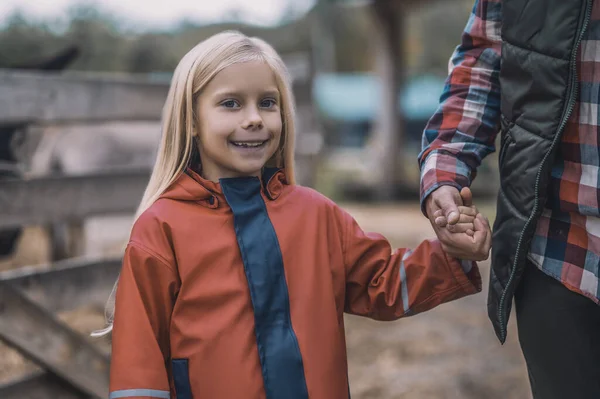 Farmer y su hija caminando juntos de la mano — Foto de Stock