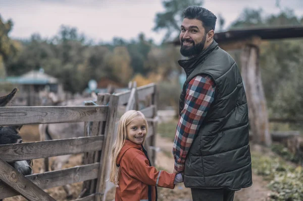 Ο αγρότης και οι κόρες του περπατούν μαζί χέρι-χέρι. — Φωτογραφία Αρχείου